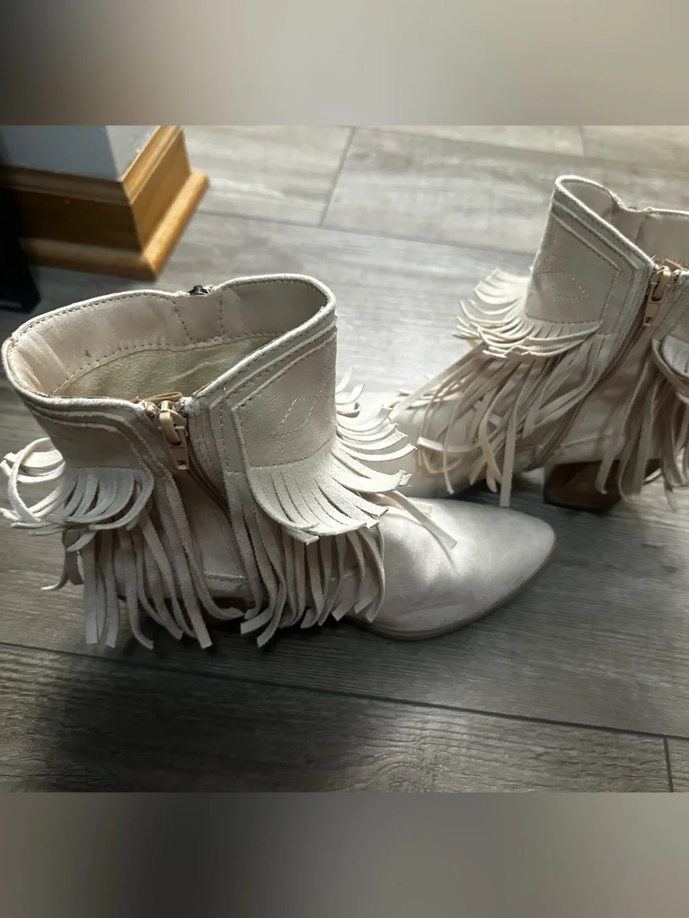 N/A stylish cream